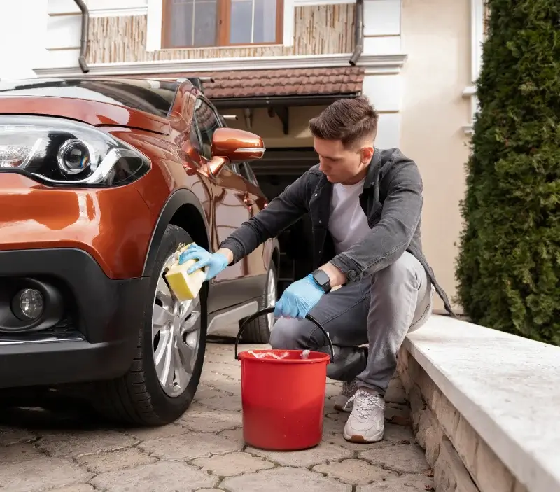 Lavage auto à domicile Grand Bourgtheroulde : professionnel intervenant sur un véhicule